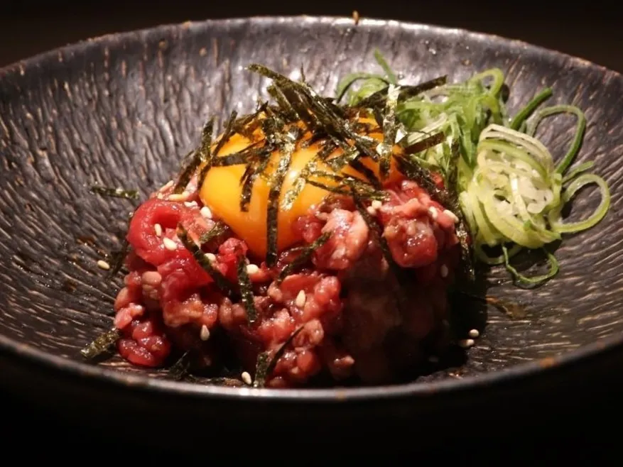 赤身肉の炙りユッケ風